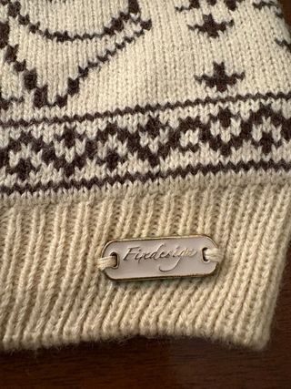 Berretto in maglia a fantasia con fiocco e pompon