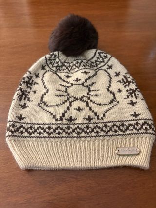 Berretto in maglia a fantasia con fiocco e pompon