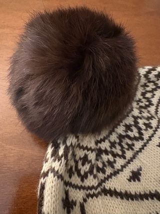 Berretto in maglia a fantasia con fiocco e pompon