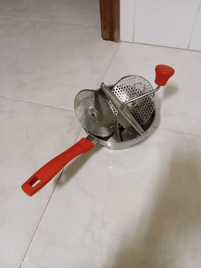 Pasapurés de metal y plástico