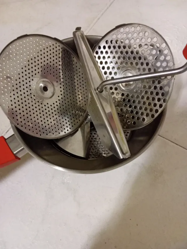 Pasapurés de metal y plástico