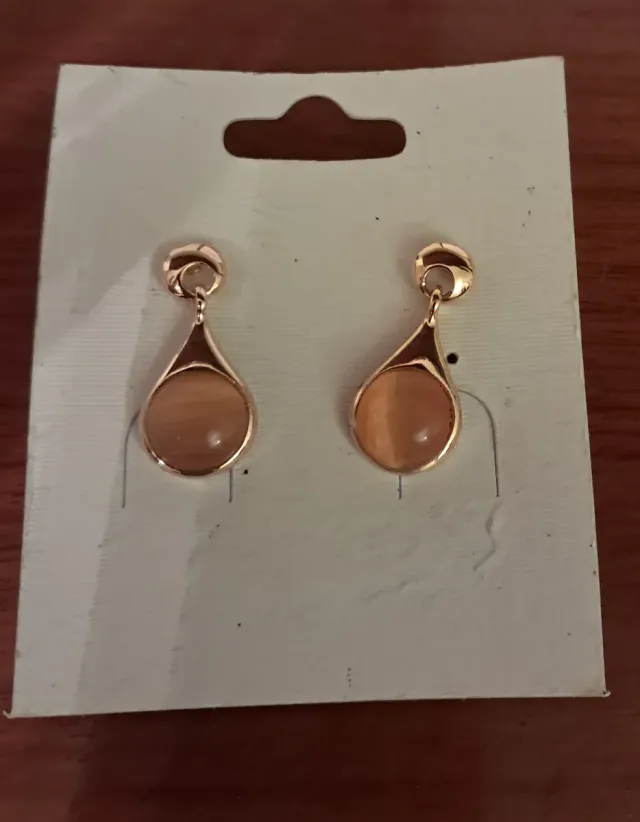 Pendientes dorados con piedra beige
