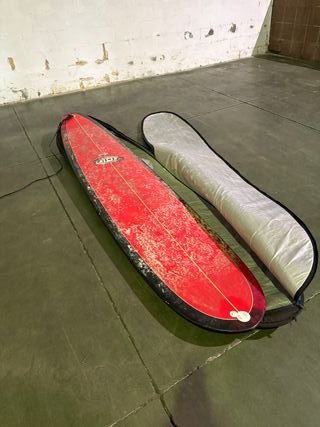 Tabla de surf roja y funda