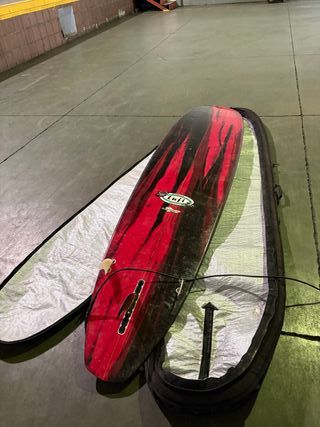 Tabla de surf roja y funda