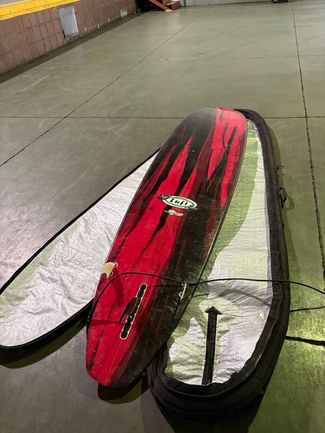 Tabla de surf roja y funda