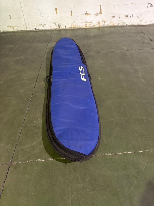 Tabla de surf roja y funda