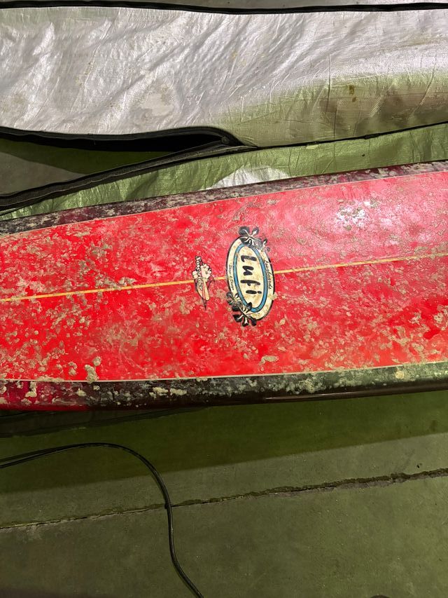 Tabla de surf roja y funda