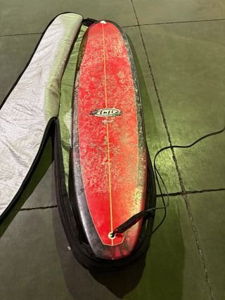Tabla de surf roja y funda