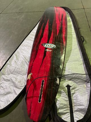 Tabla de surf roja y funda