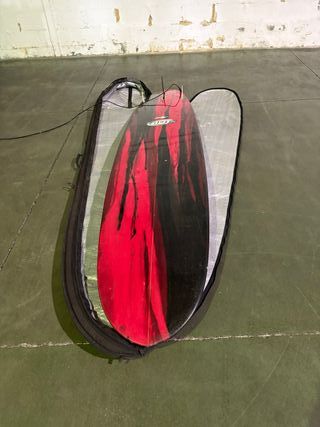 Tabla de surf roja y funda