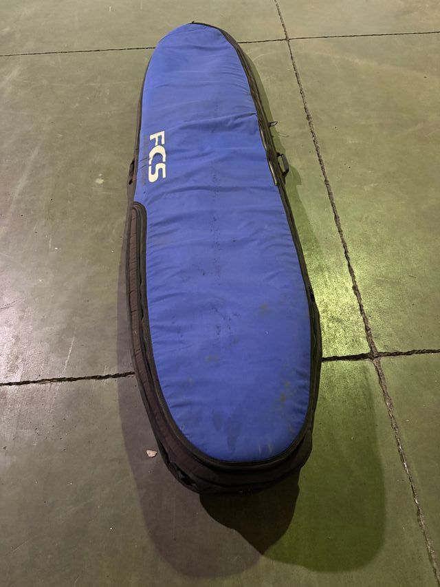 Tabla de surf roja y funda