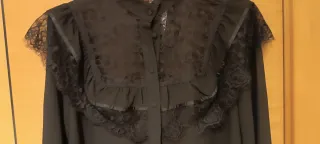 Camisa negra con encaje y transparencias