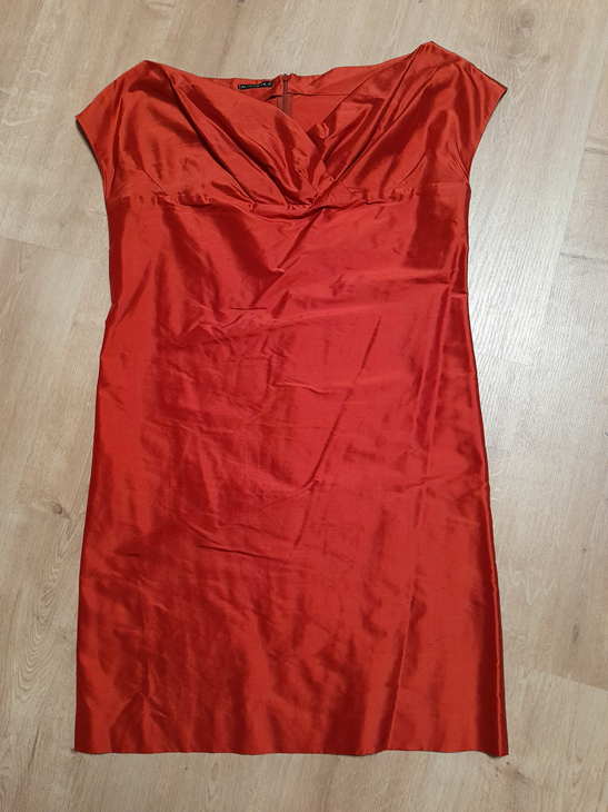 Vestido rojo de seda, recto media pierna