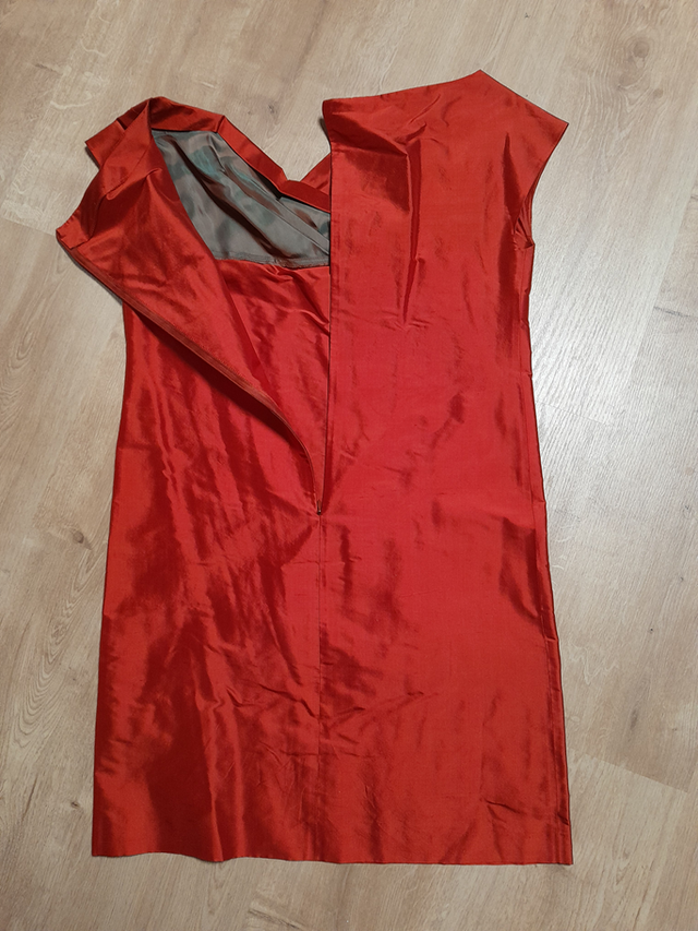 Vestido rojo de seda, recto media pierna