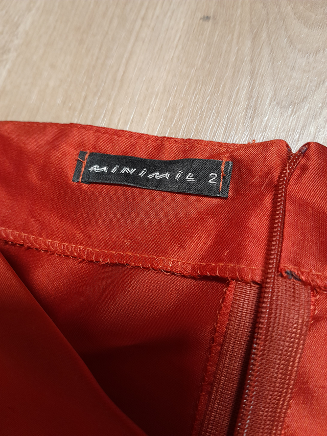 Vestido rojo de seda, recto media pierna