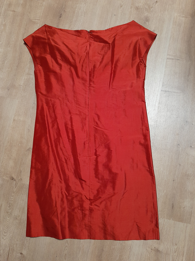 Vestido rojo de seda, recto media pierna