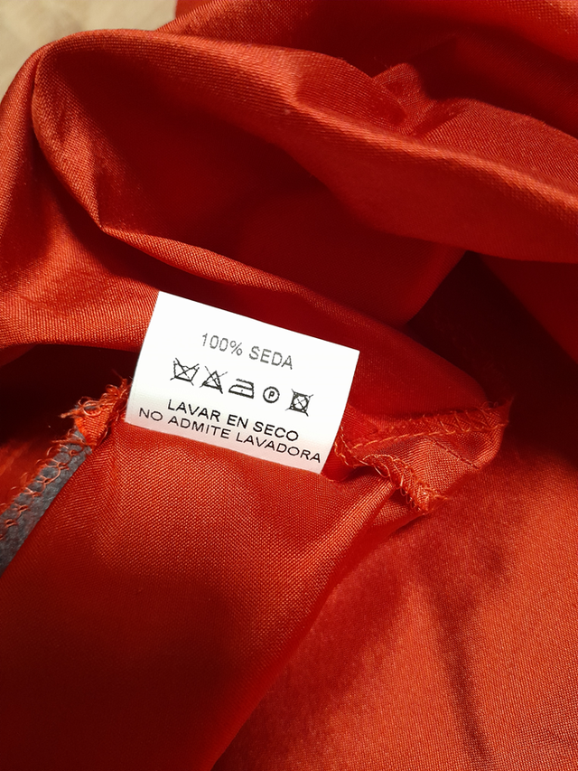 Vestido rojo de seda, recto media pierna