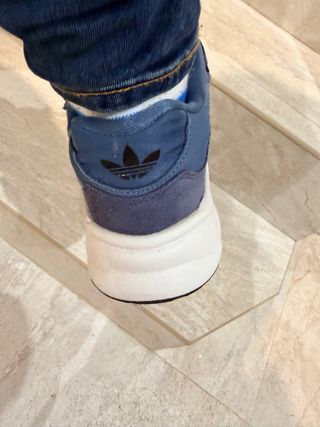 Zapatillas Adidas Azules y Blancas