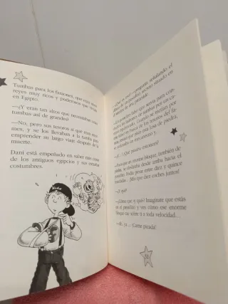 Kika Superbruja y la momia (Spanish Edition)