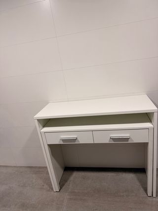 Escritorio blanco con cajones