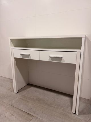 Escritorio blanco con cajones