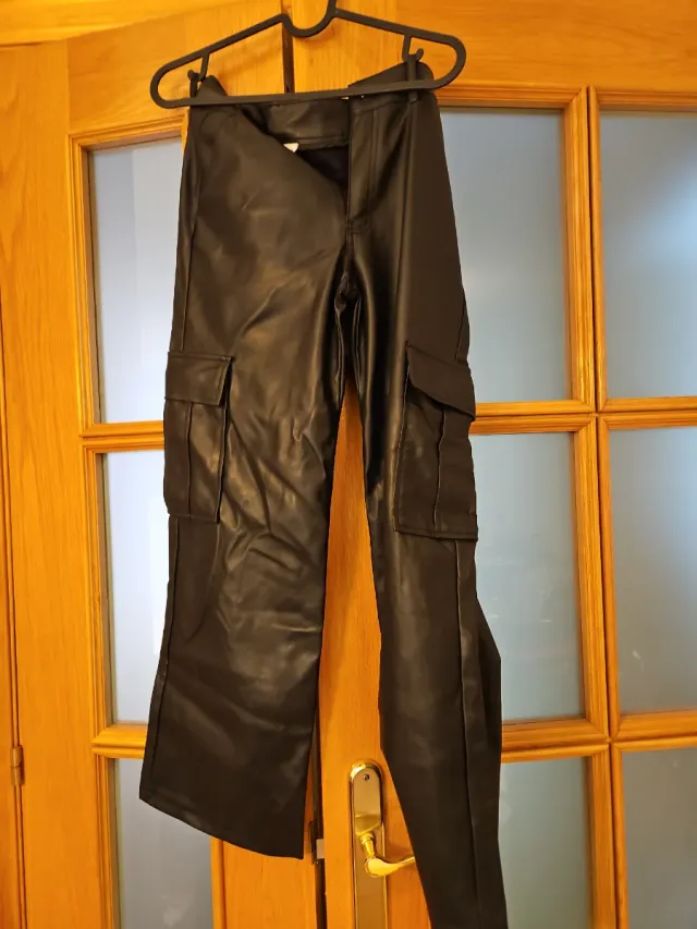 Pantalón efecto piel cargo negro Talla 32 brownie