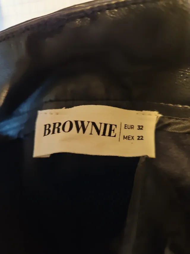 Pantalón efecto piel cargo negro Talla 32 brownie