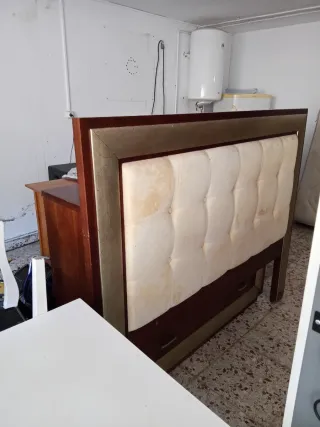 Cómoda de madera con detalles dorados