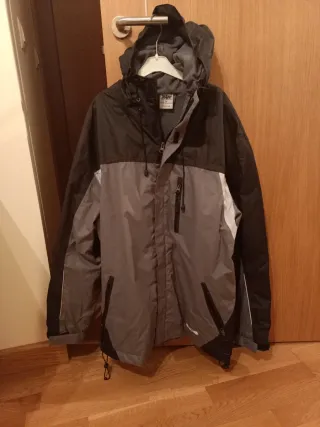 Chubasquero hombre negro y gris