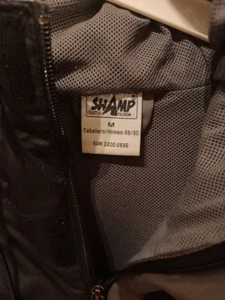 Chubasquero hombre negro y gris