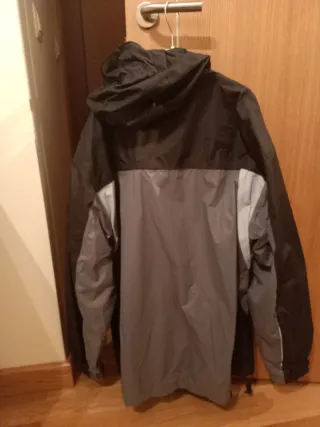 Chubasquero hombre negro y gris