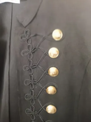 Chaqueta antelina negra con botones dorados