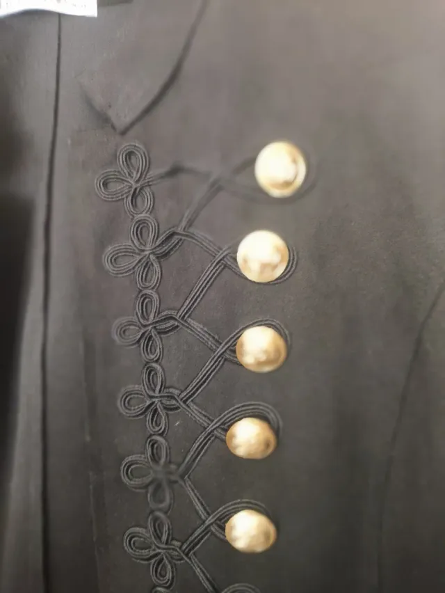 Chaqueta antelina negra con botones dorados