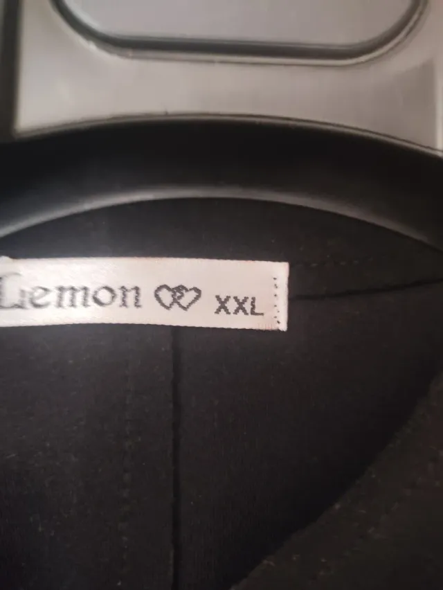 Chaqueta antelina negra con botones dorados