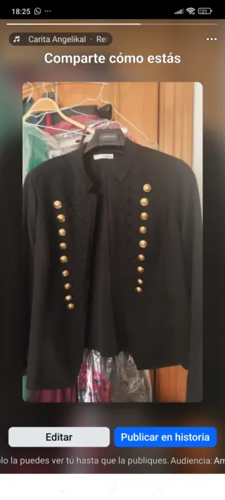 Chaqueta antelina negra con botones dorados