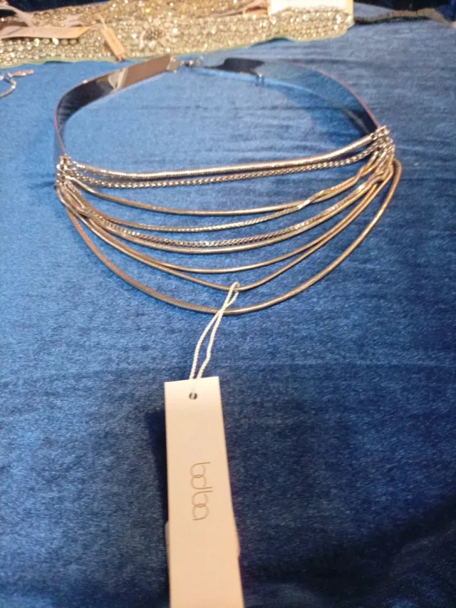 Colla precioso multicapa plateado.