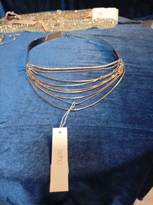 Colla precioso multicapa plateado.