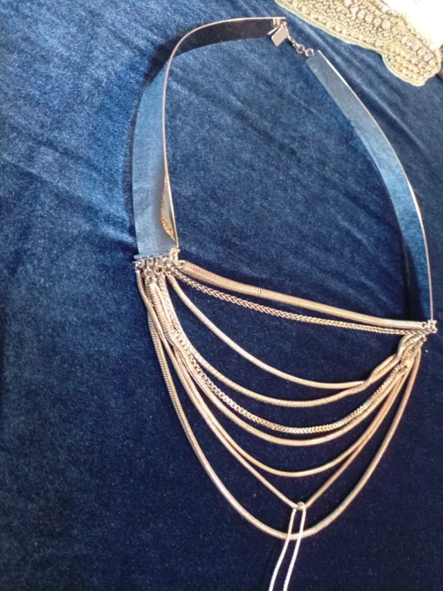 Colla precioso multicapa plateado.