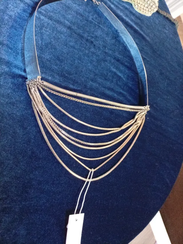 Colla precioso multicapa plateado.