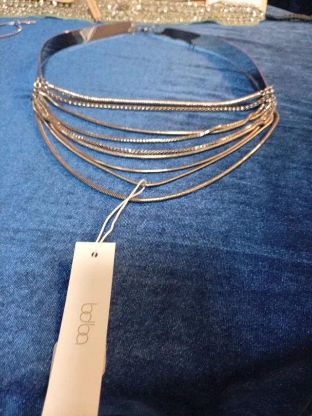 Colla precioso multicapa plateado.