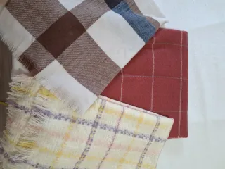 Bufandas a cuadros marrones y rojas