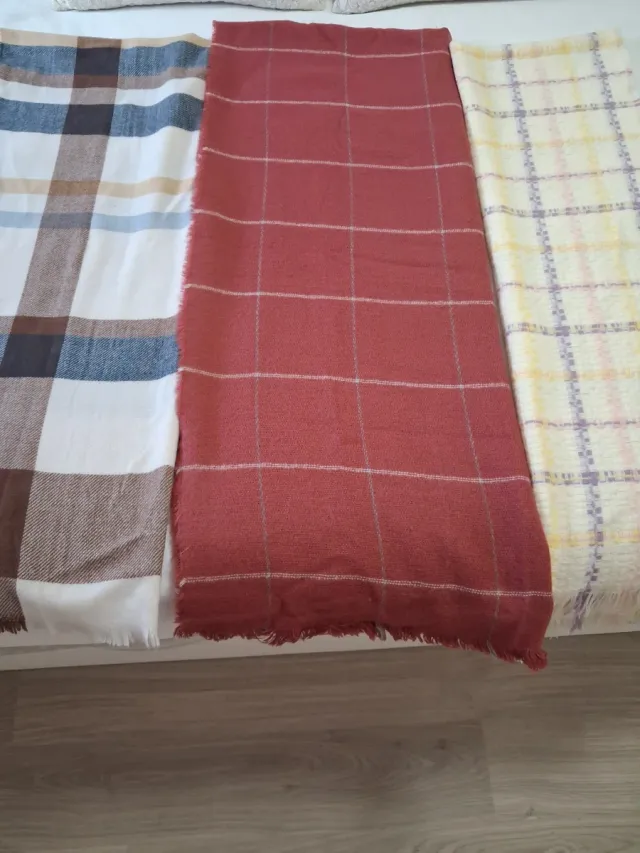 Bufandas a cuadros marrones y rojas