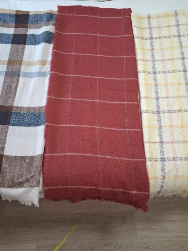 Bufandas a cuadros marrones y rojas