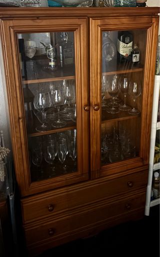 Vitrina madera maciza con puertas de cristal