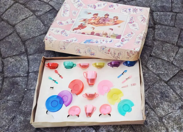 Set di stoviglie giocattolo vintage