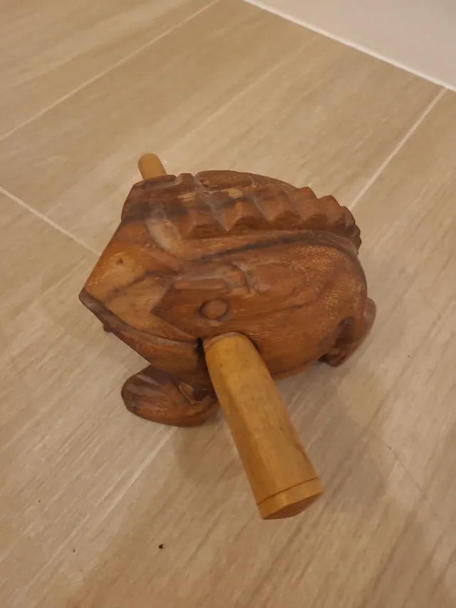 Rana de madera instrumento musical