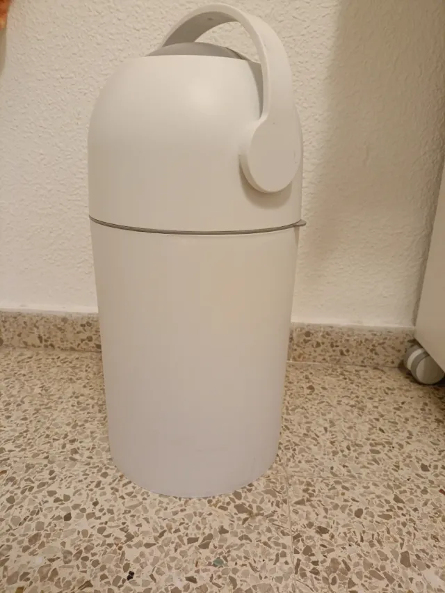 Papelera de pañales blanca