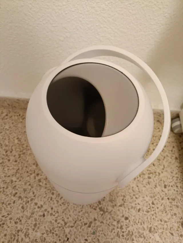 Papelera de pañales blanca
