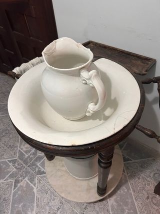 Lavabo antiguo con espejo y jarrón