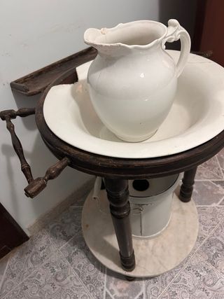 Lavabo antiguo con espejo y jarrón